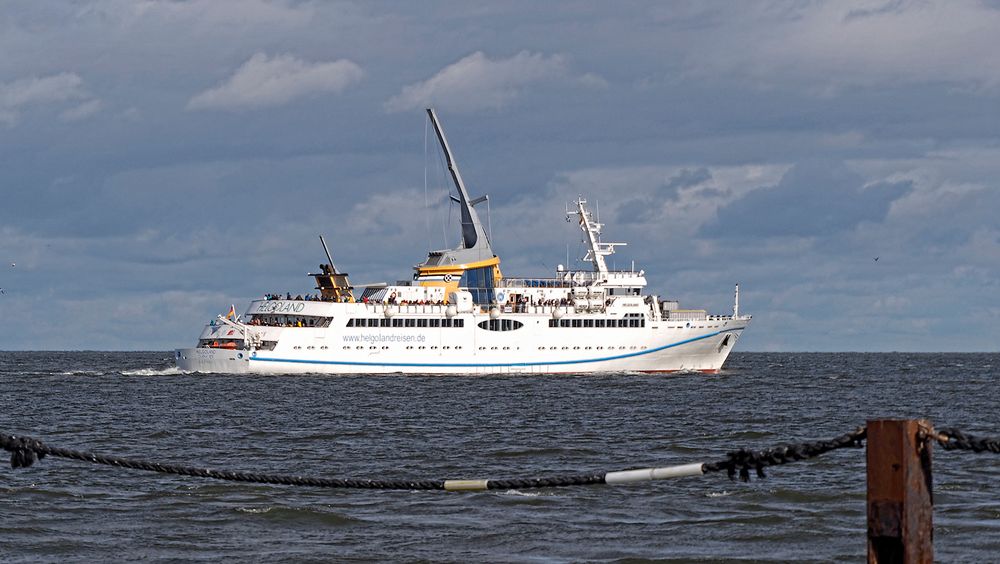 Die konventionelle Helgolandfähre mit Schraubenantrieb verlässt Cuxhaven.