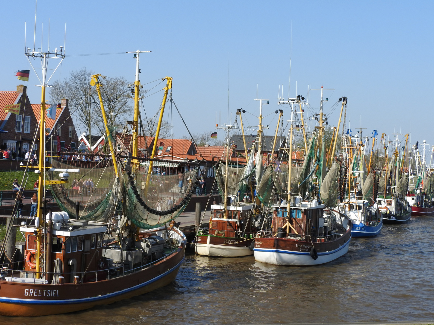 Die Krabbenkutter im Hafen von Greetsiel