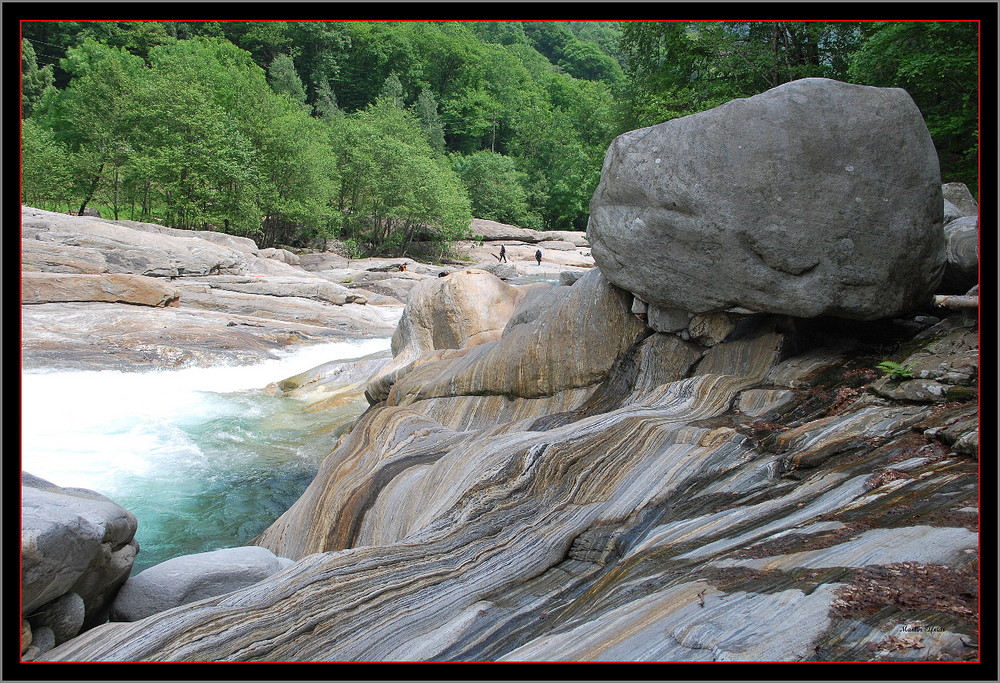 Die Kraft des Wasser's hat den Felsen geformt.