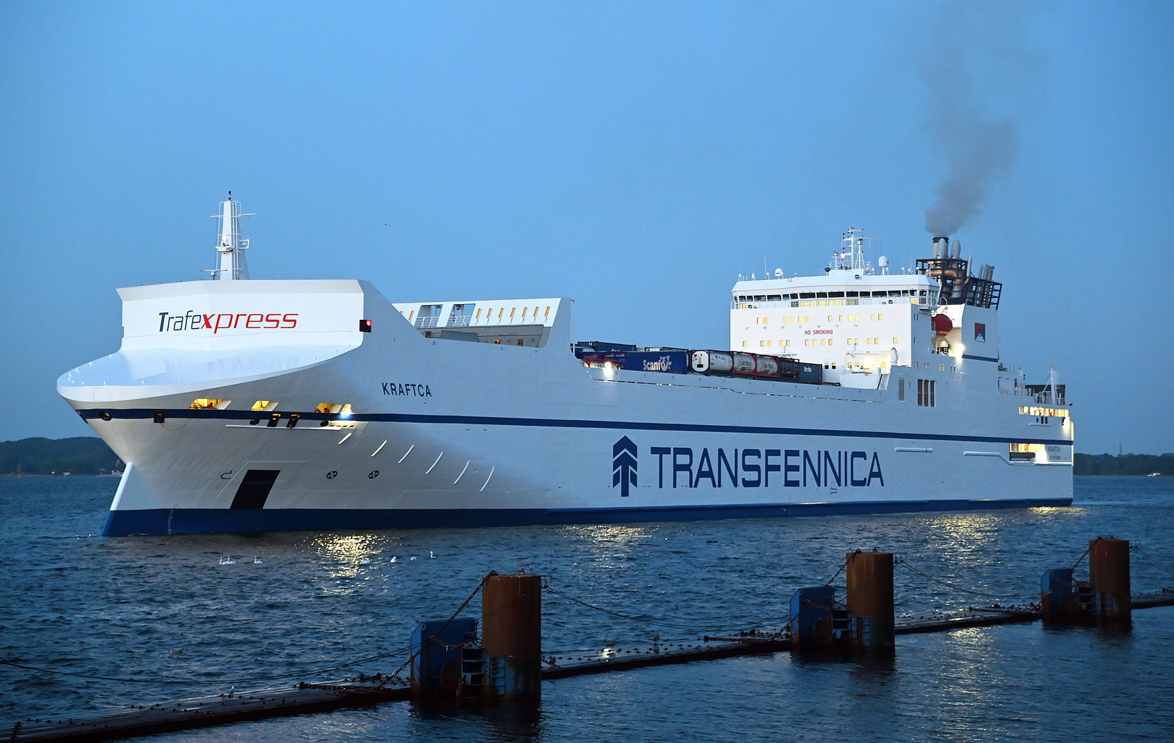 Die KRAFTCA beim Einlaufen in die Schleuse Kiel-Holtenau