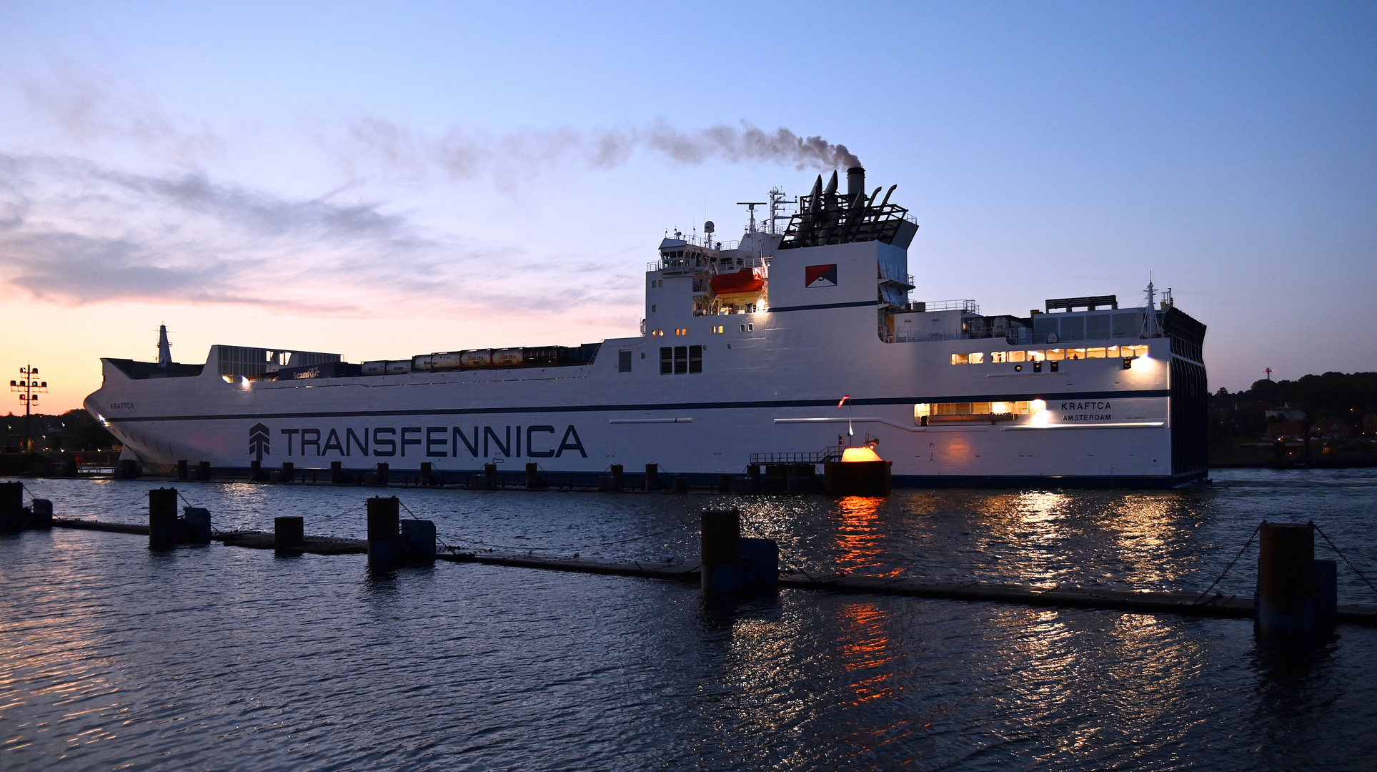 Die KRAFTCA beim Einlaufen in die Schleuse Kiel-Holtenau