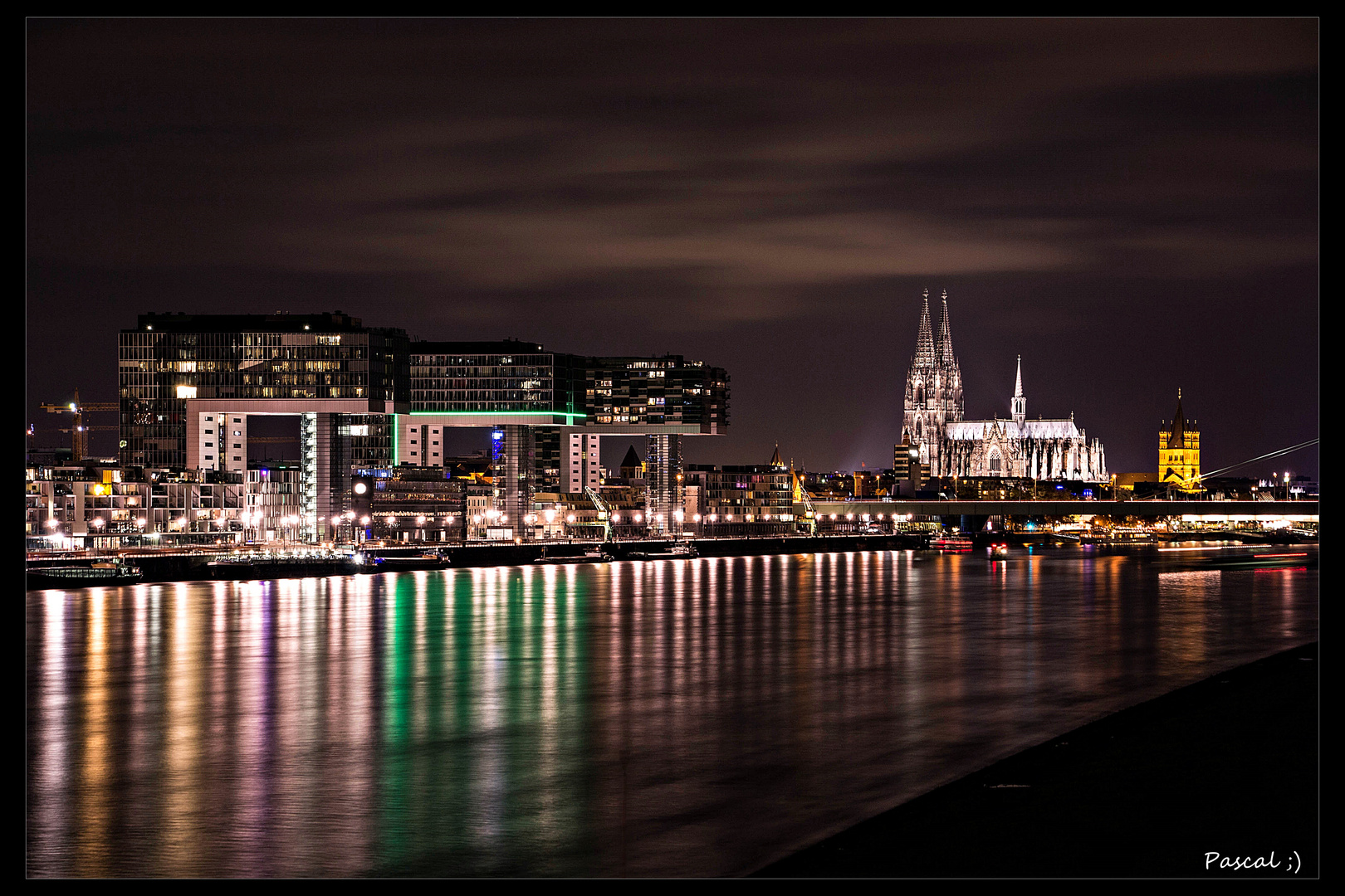 Die Kranhäuser in Köln bei Nacht