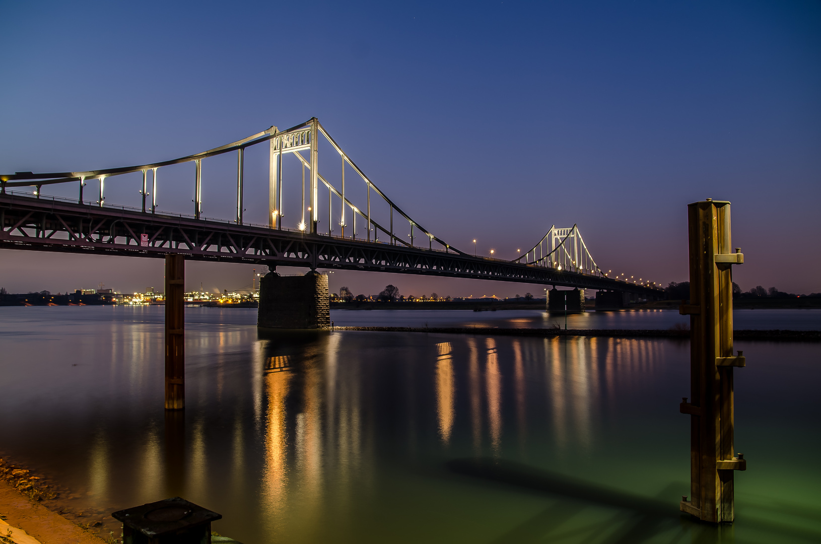 Die Krefelder Rheinbrücke...