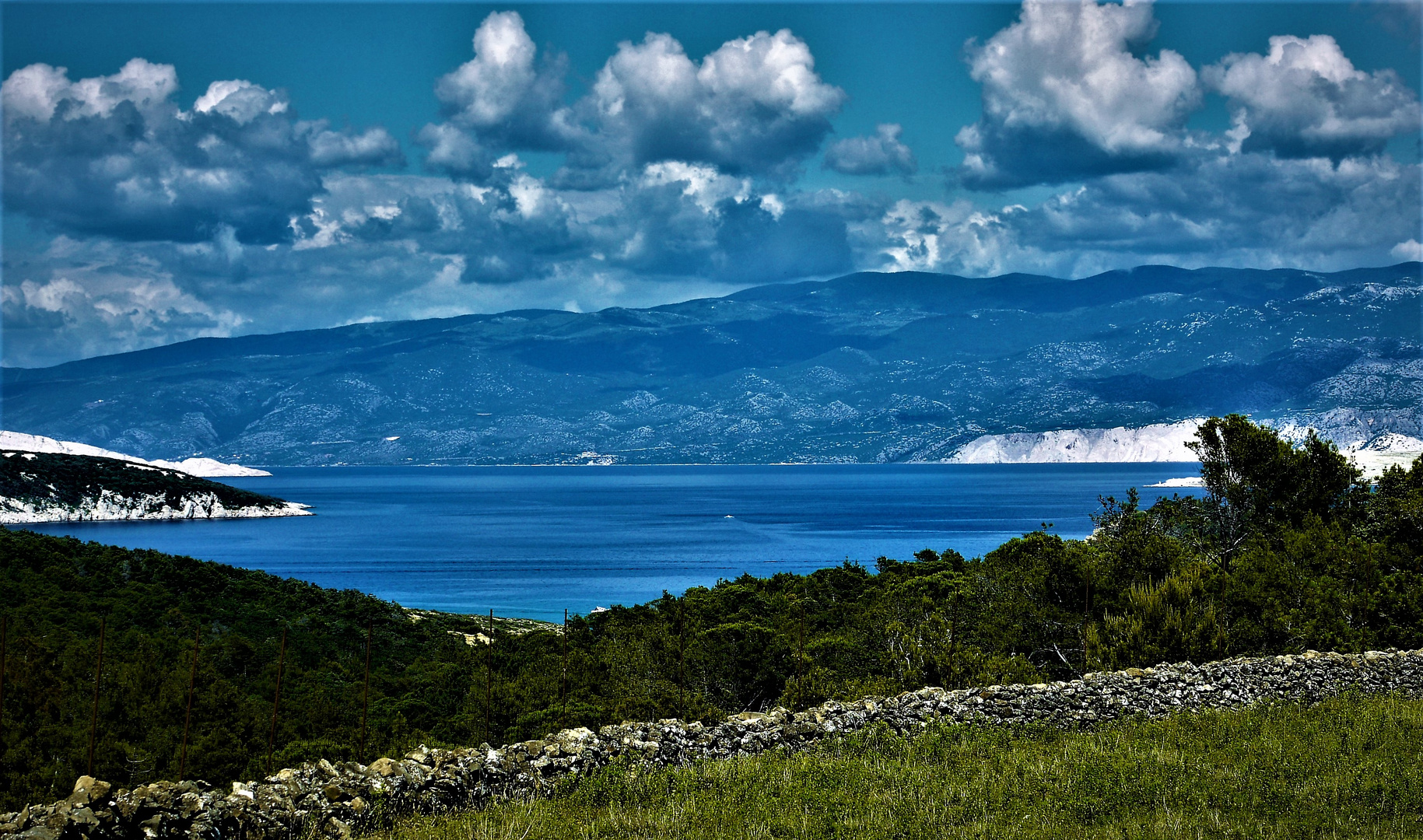 Die kroatische Adria zwischen Goli Otok und der Insel Rab