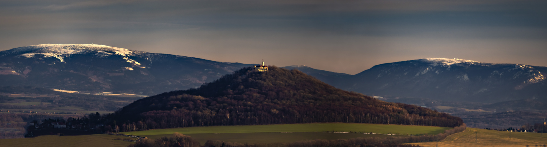 Die Krone vor dem Gebirge