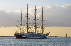 Die "Krusenstern" beim Auslaufen von Warnemünde zur Hanse Sail 2014