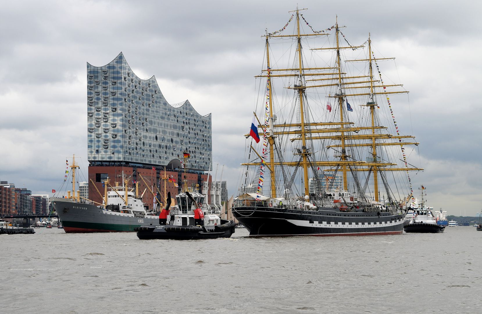 Die Kruzenshtern läuft in den Hamburger Hafen ein