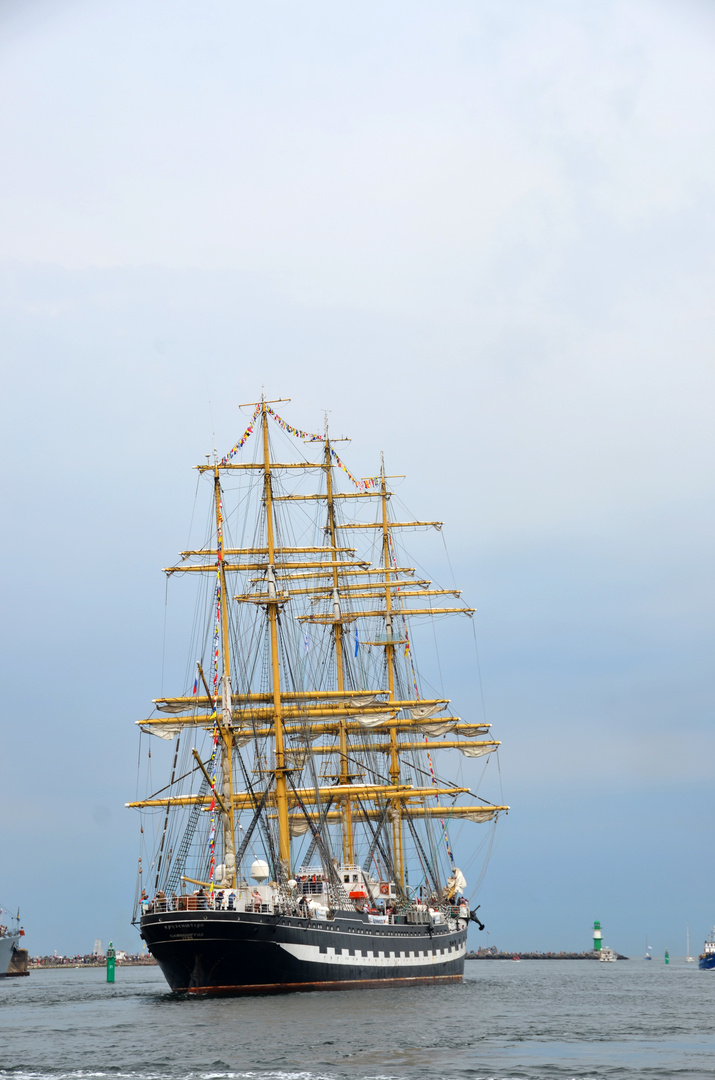 Die "Kruzenstern" zur Hanse Sail 2013 in Rostock