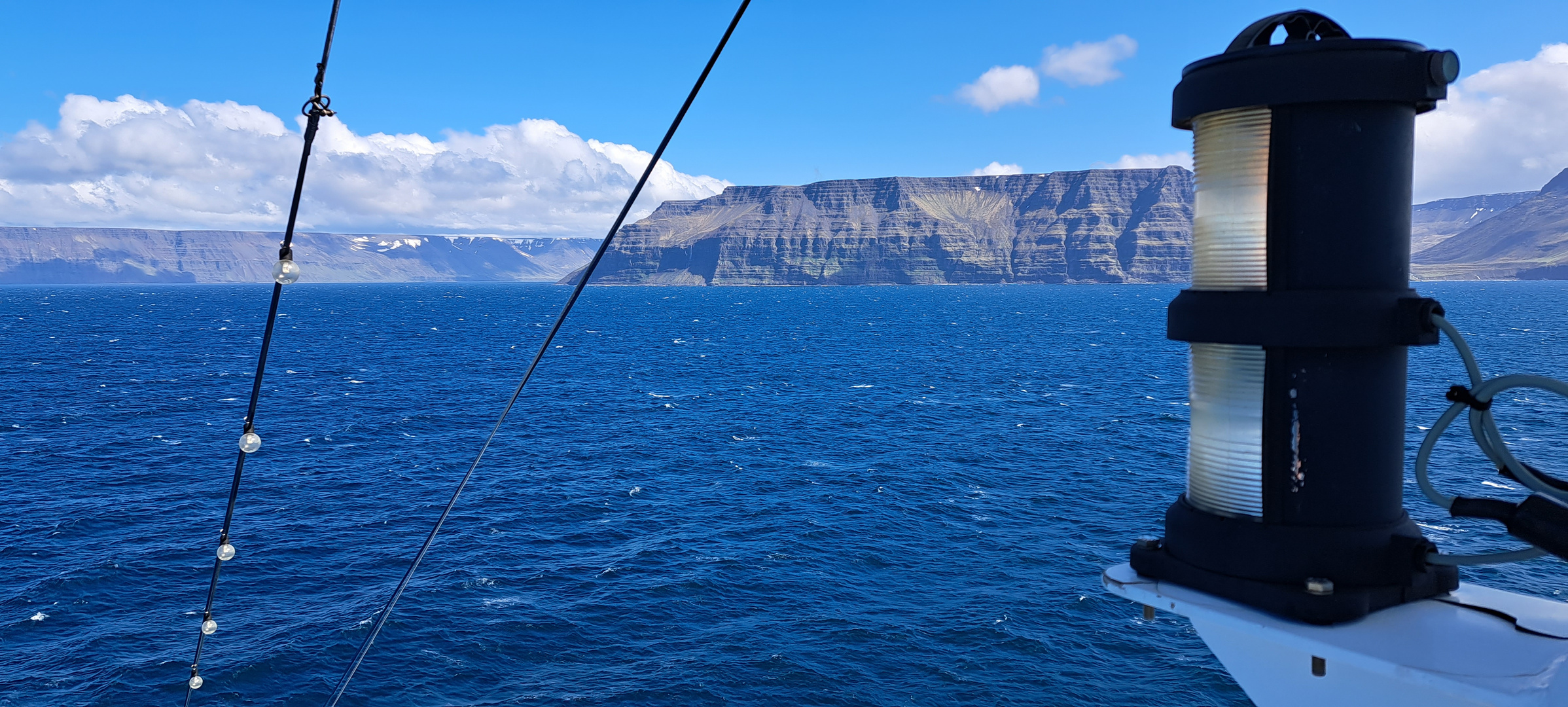 Die Küste Islands vom Kreuzfahrtschiff aus gesehen