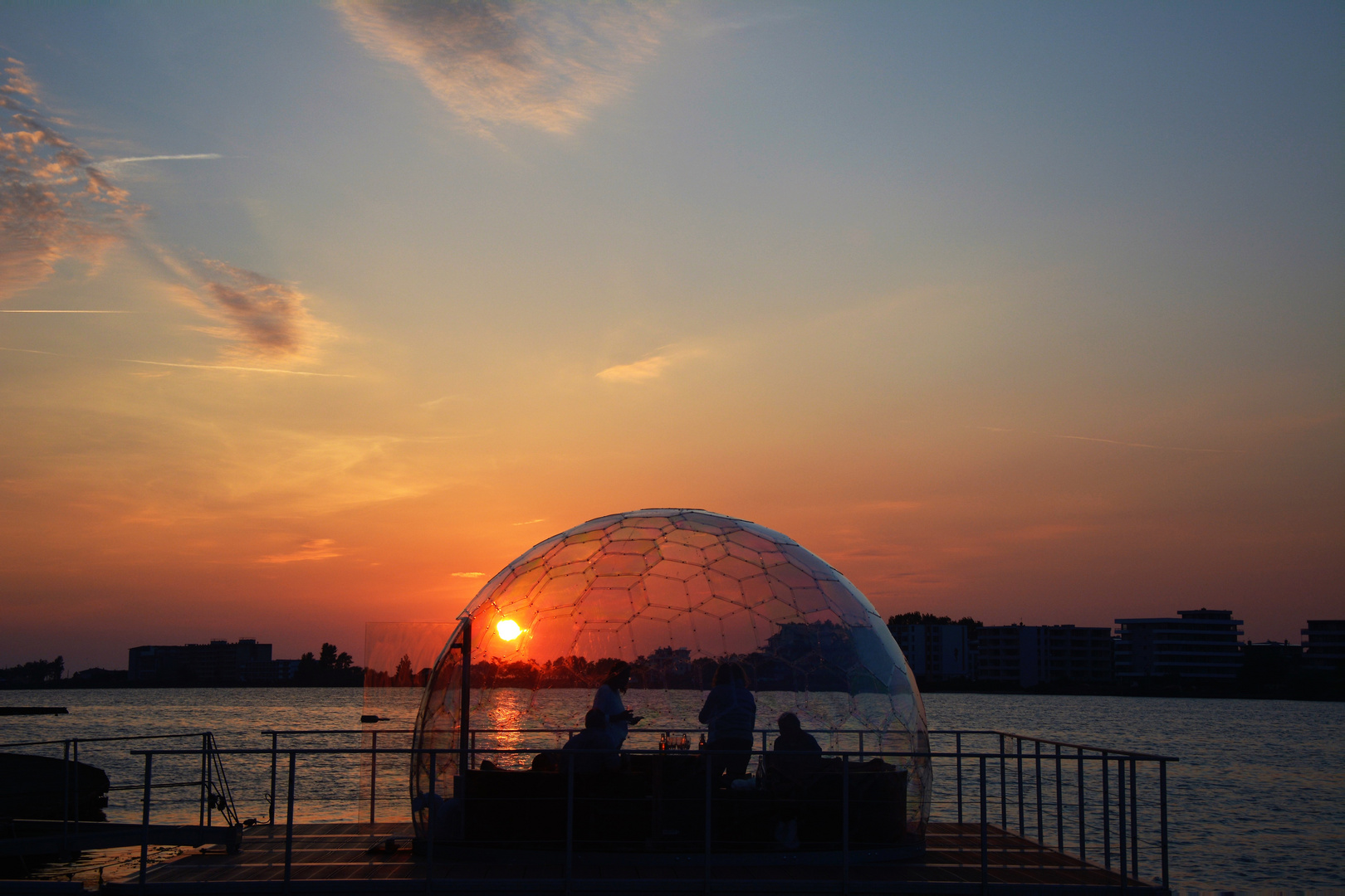 Die Kunststoffkugel im Binnensee von Heiligenhafen