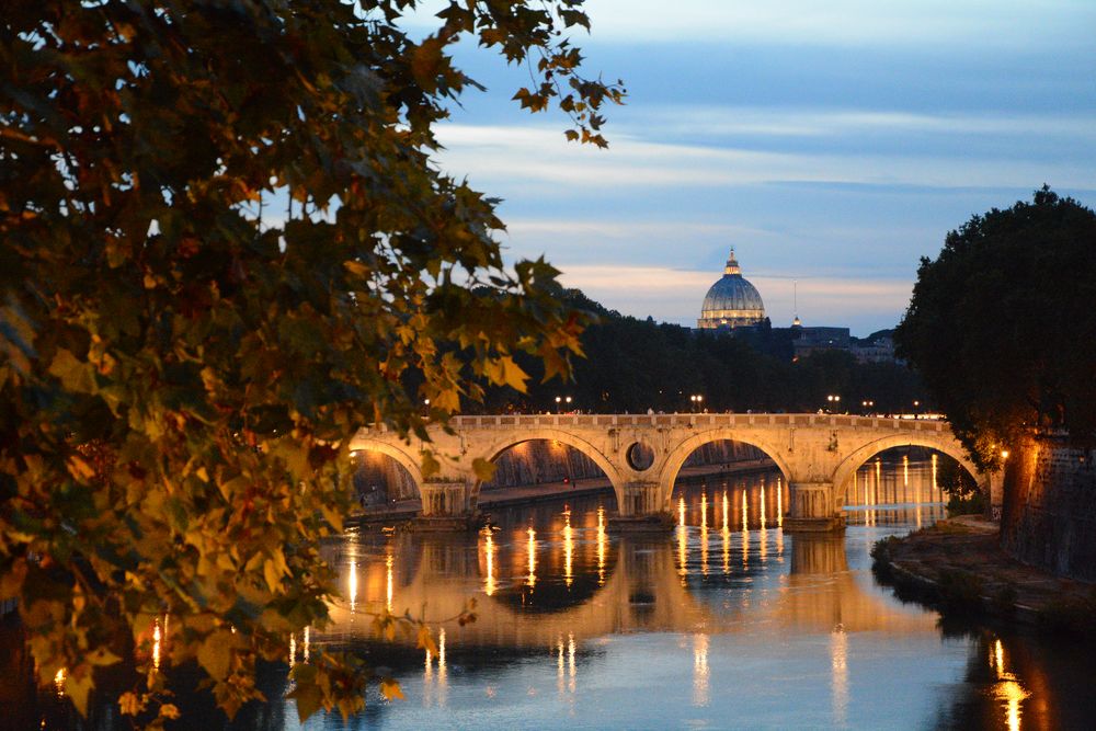 Die Kuppe von  Petersdom von Tiber aus gesehen 