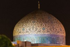 Die Kuppel der Shaikh Lotfollah-Moschee in der Nacht