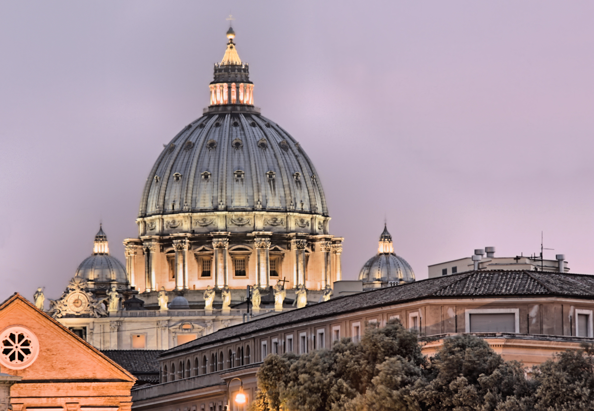 Die Kuppel des Petersdom am Abend (HDR)