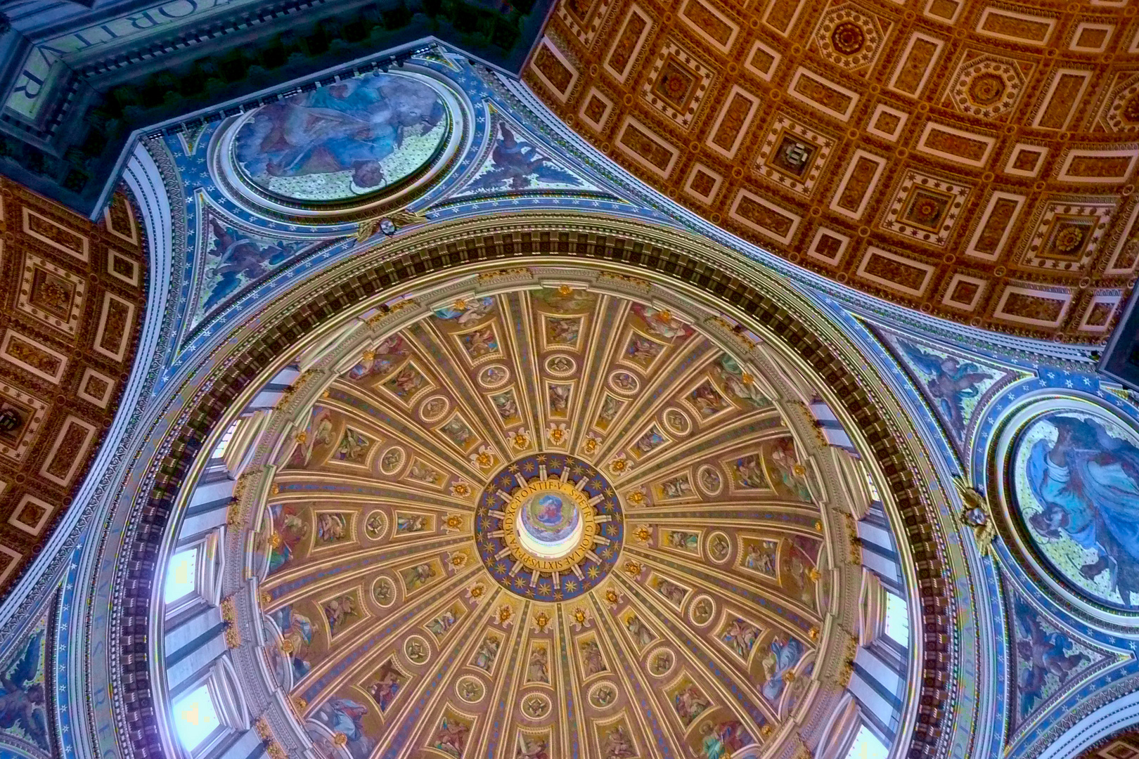 Die Kuppel des Petersdoms in Rom