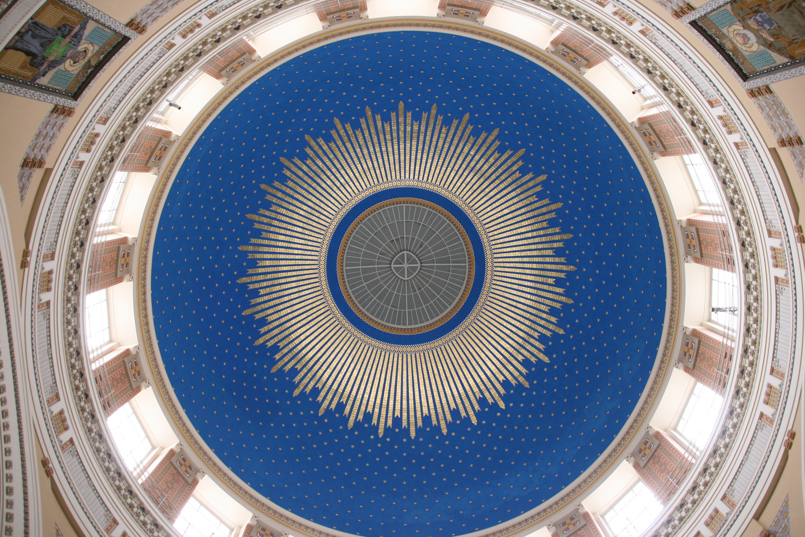 die kuppelansicht der karl borromäuskirche im wiener zentralfriedhof