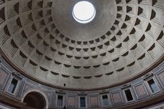 Die Kuppeldecke des Pantheon in Rom