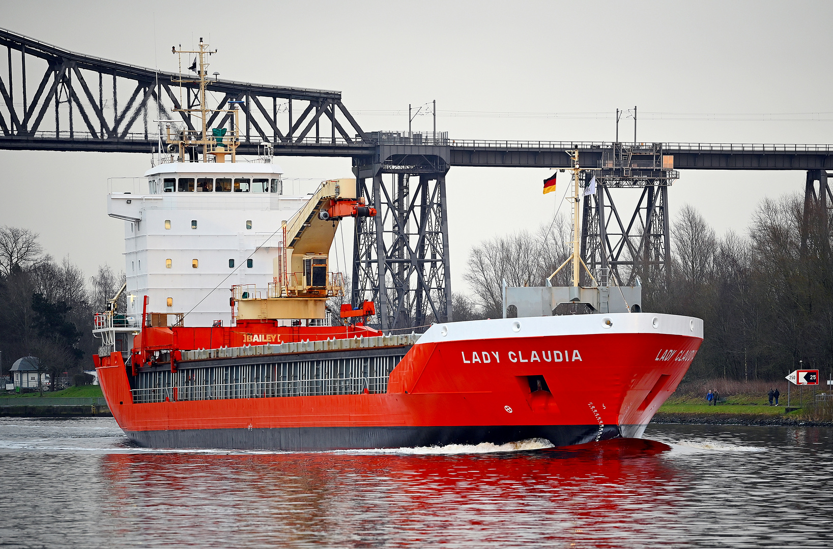 Die LADY CLAUDIA im Nord-Ostsee-Kanal bei Rendsburg