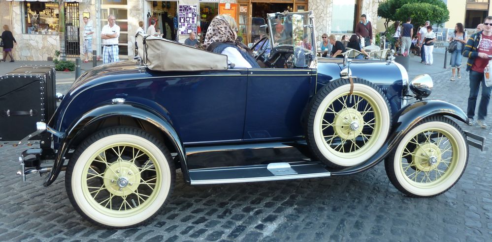 Die Lady im Oldtimer