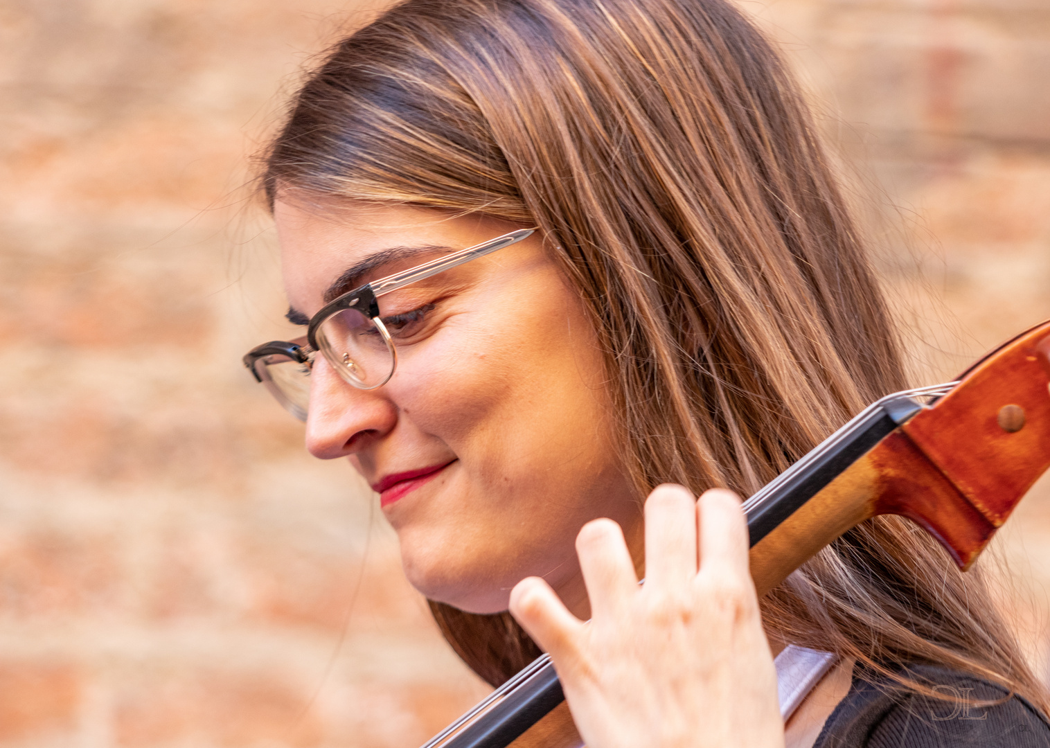 Die laechelnde Bassistin der Gruppe Nelken