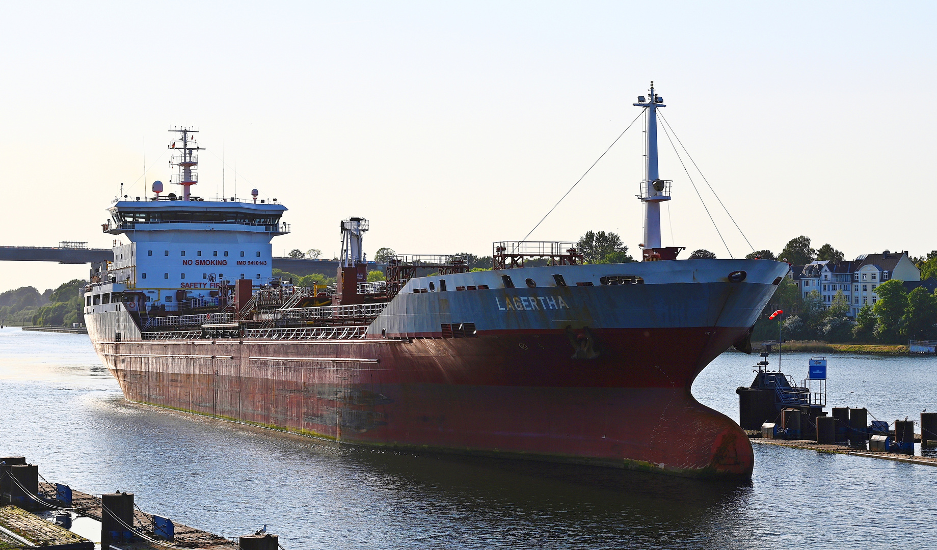 Die LAGERTHA vor der Schleuse Kiel Holtenau