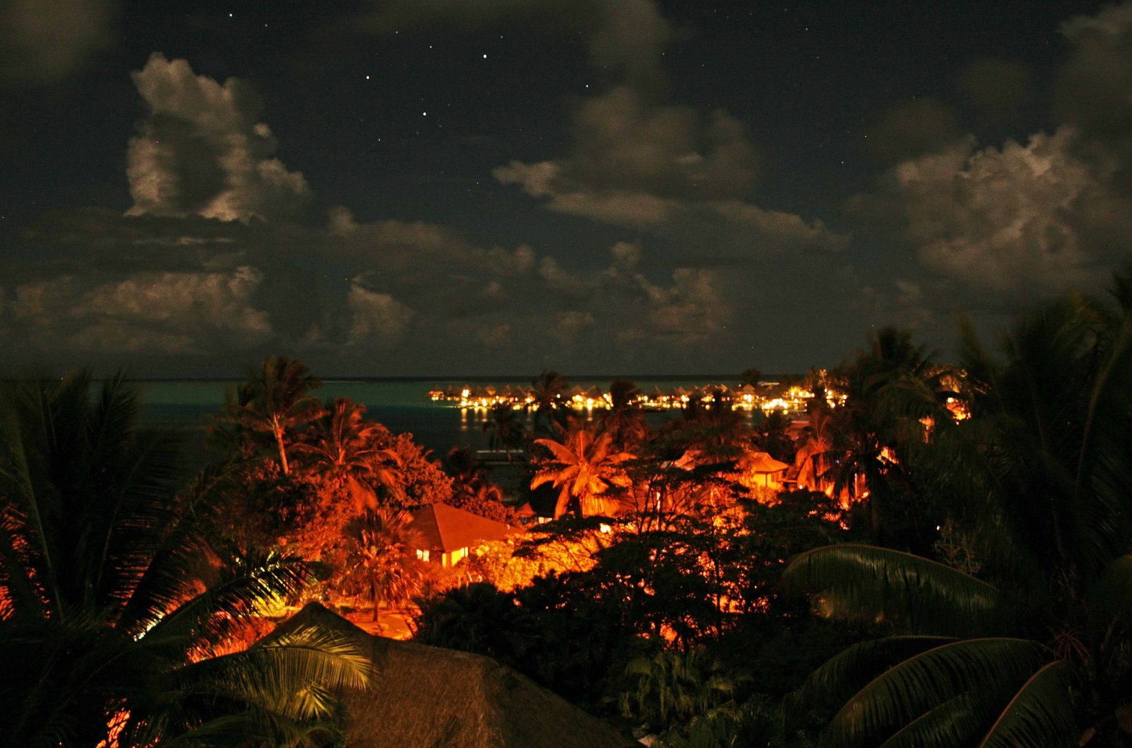 Die Lagune von Bora Bora in einer Sternennacht