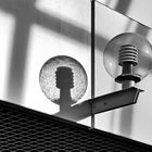 Die Lampe wirft Schatten