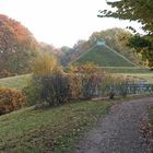 Die Landpyramide im herbstlichen Branitzer Park