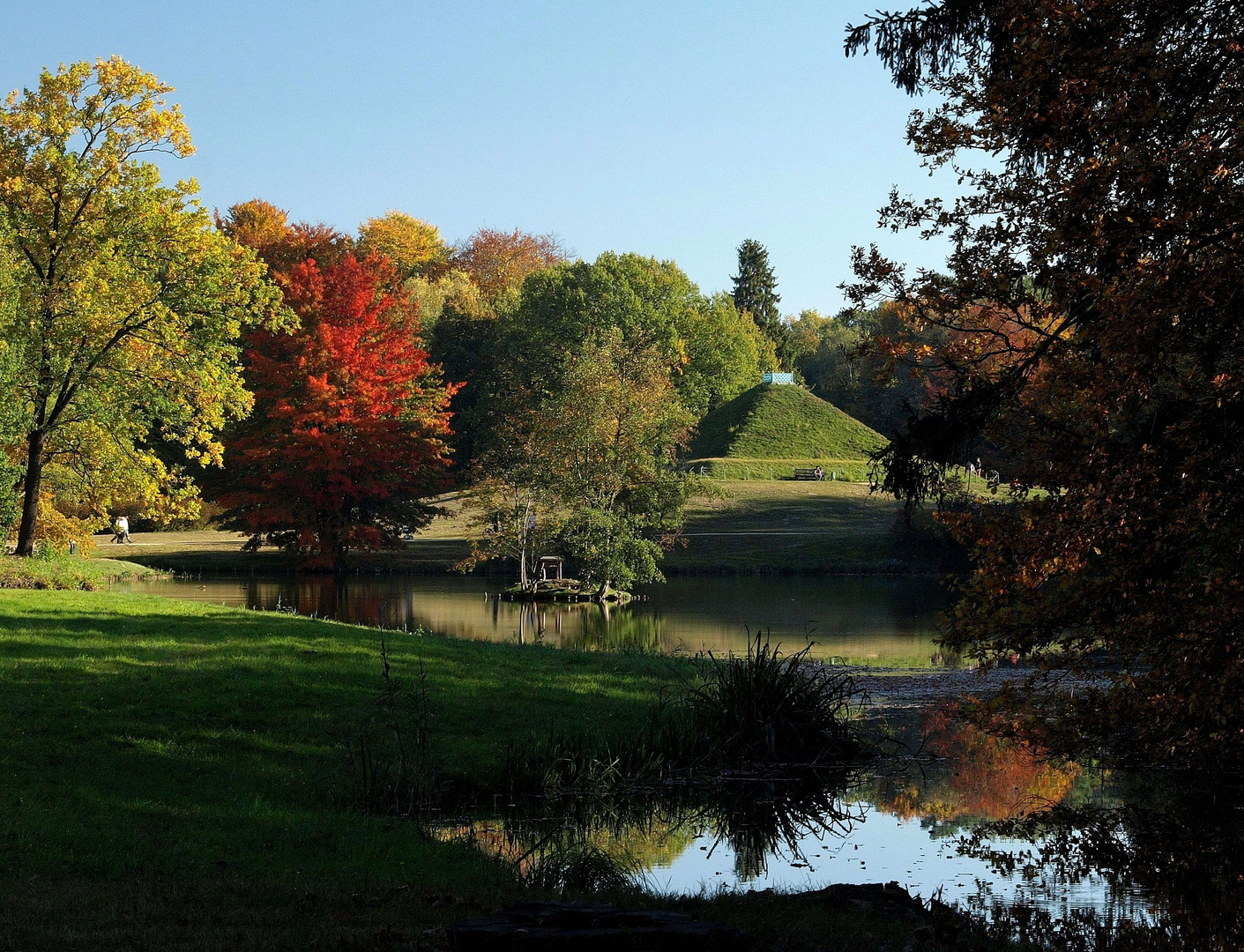 Die Landpyramide in herbstlicher Umgebung