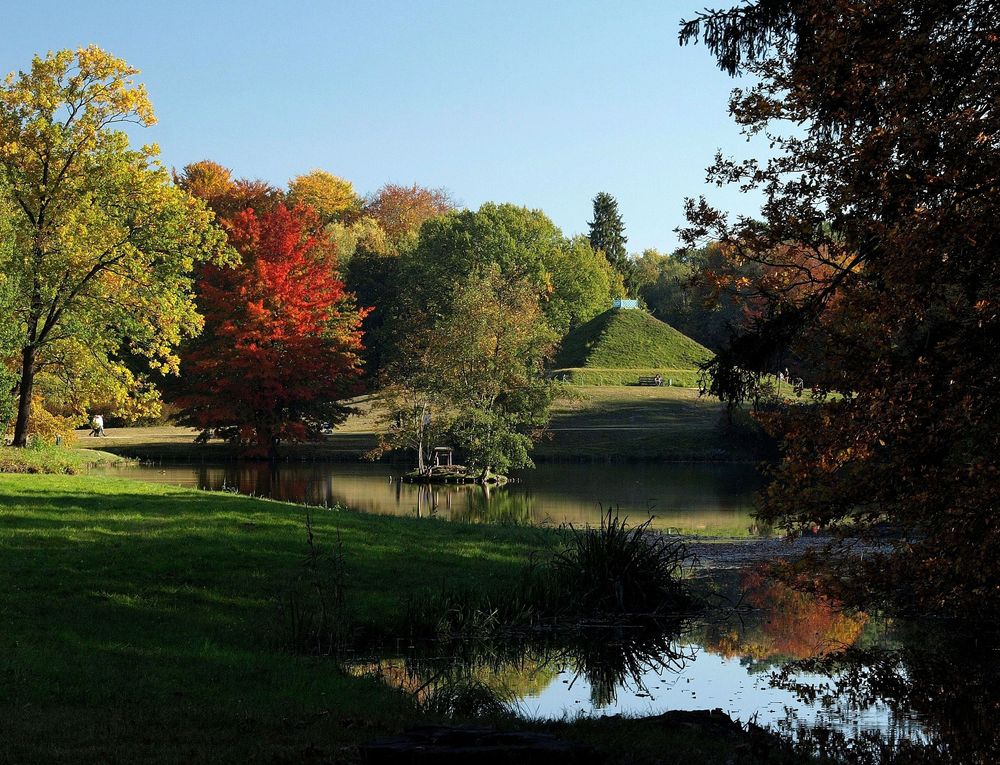 Die Landpyramide in herbstlicher Umgebung