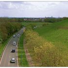 Die Landstraße unter der Brücke