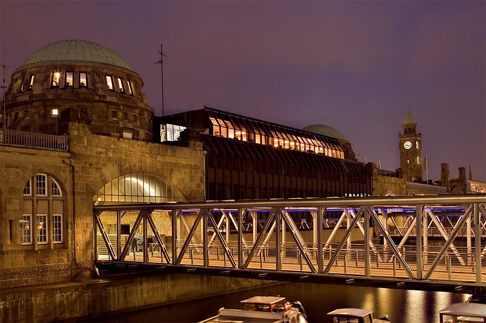 Die Landungsbrücken im Hamburger Hafen...