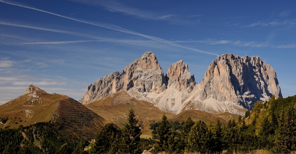 Die Langkofelgruppe im Morgenlicht, sie sind ein Bergmassiv der westlichen Dolomiten.