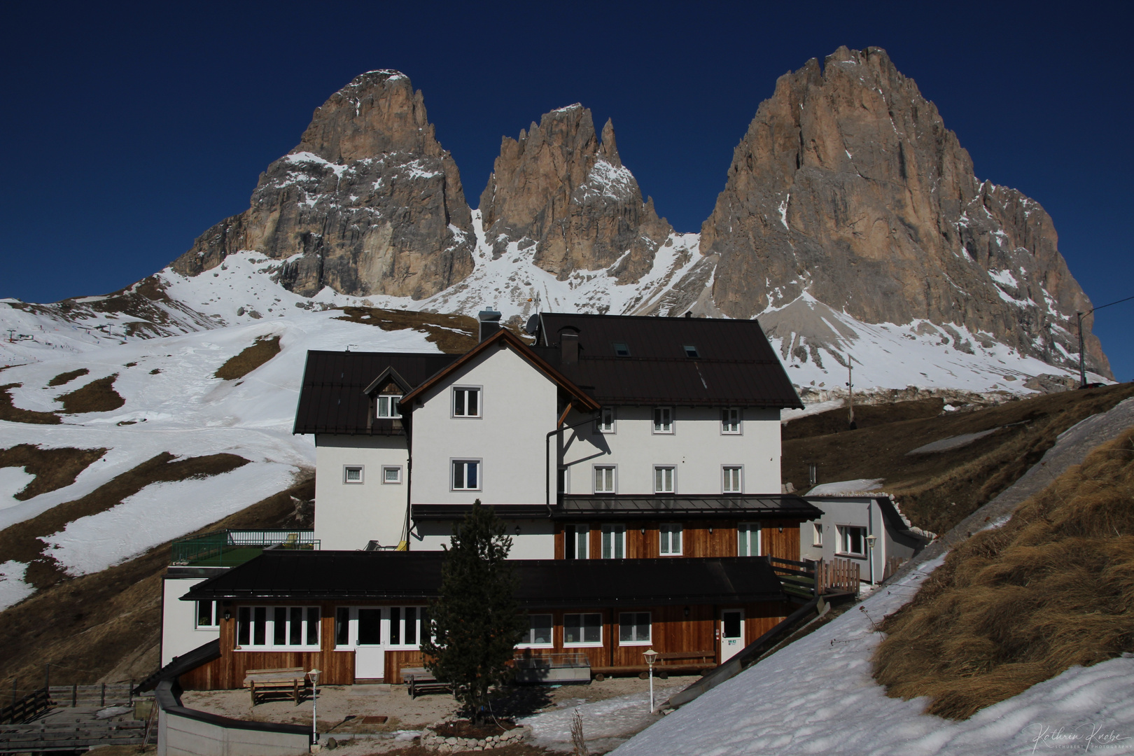 Die Langkofelgruppe mit Plattkofel, Fünffingerspitze, Langkofel und Rifugio Carlo Valentini