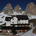 Die Langkofelgruppe mit Plattkofel, Fünffingerspitze, Langkofel und Rifugio Carlo Valentini