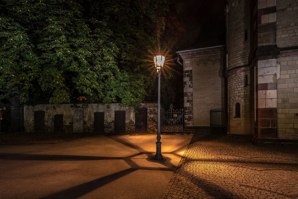 Die Laterne vor der Kastorkirche