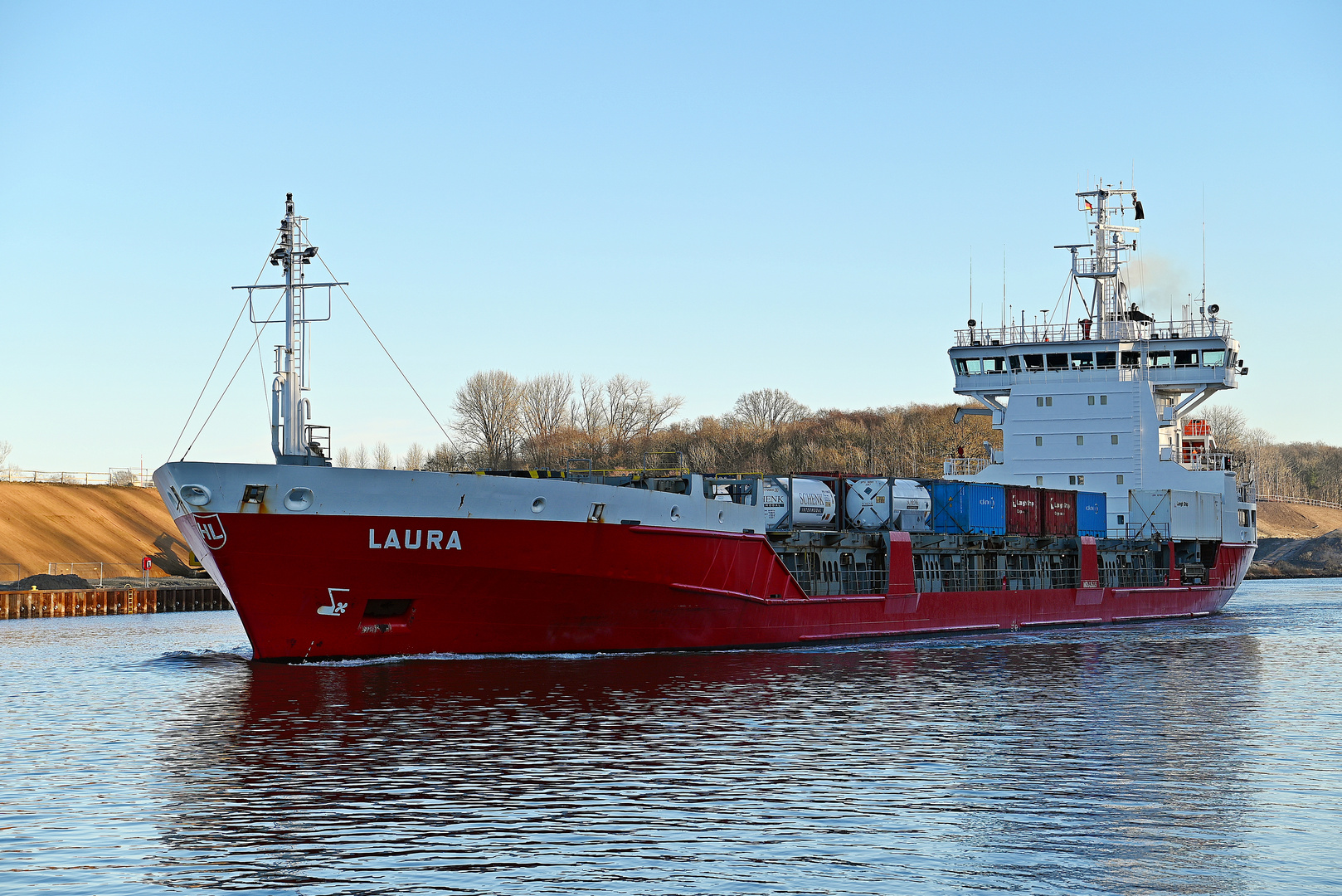 Die LAURA bei Königsförde im Nord-Ostsee-Kanal