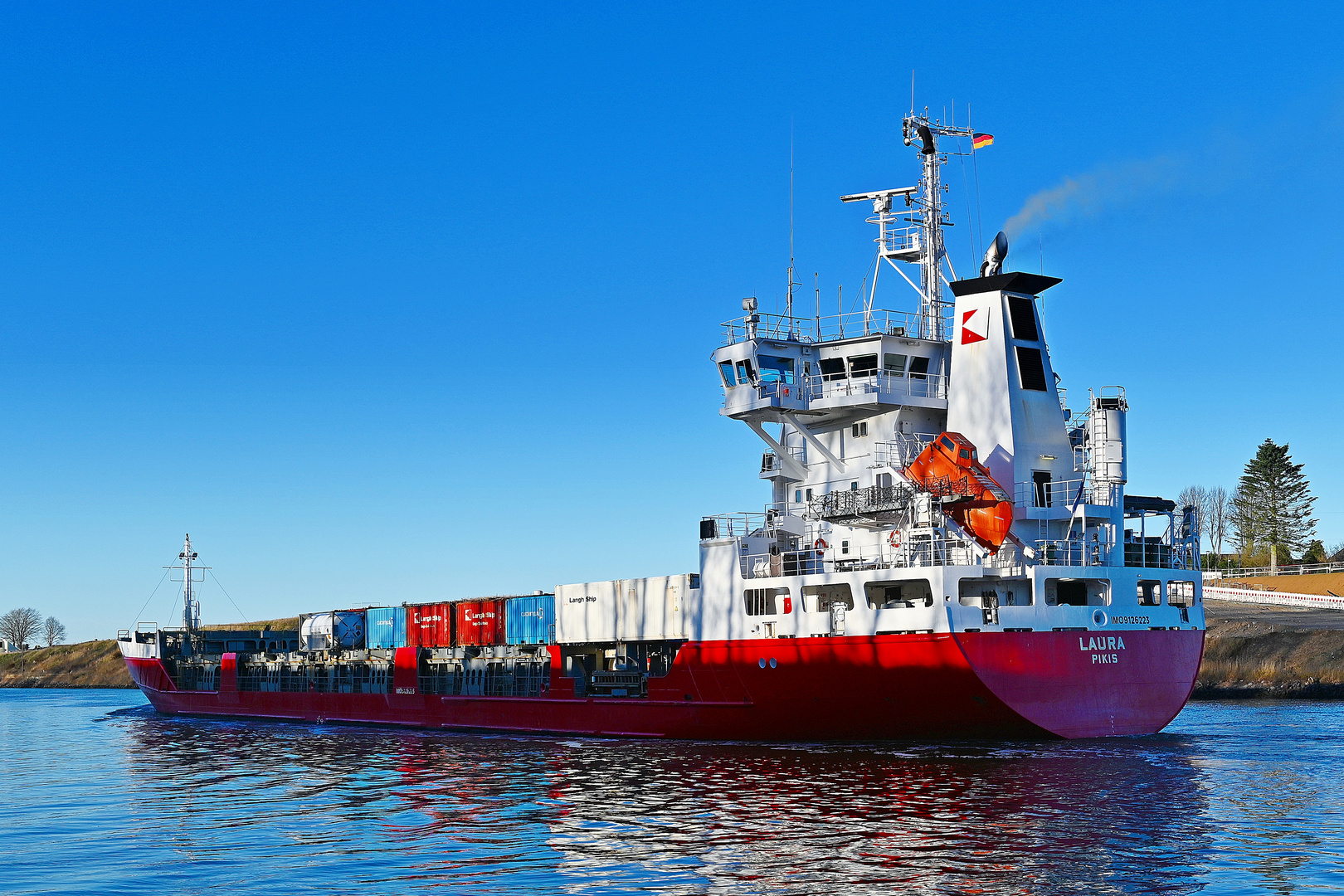 Die LAURA bei Königsförde im Nord-Ostsee-Kanal