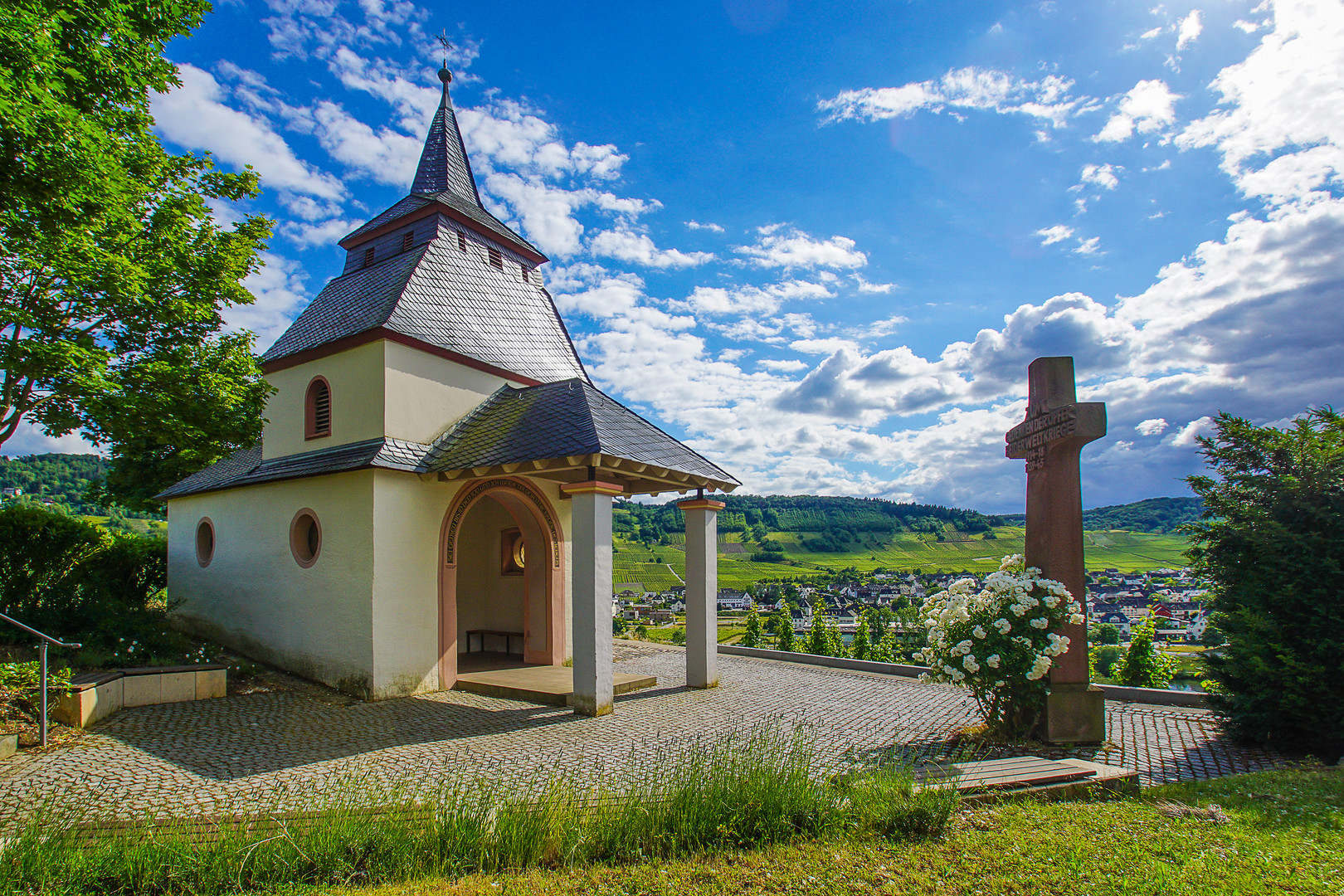 Die Laurentius-Kapelle in den Weinbergen bei Trittenheim