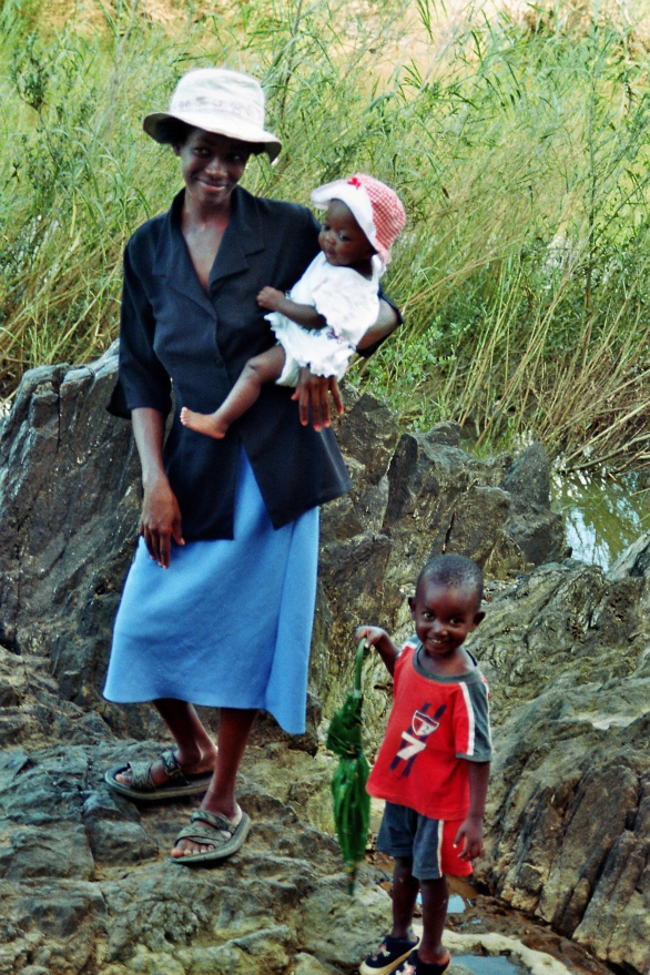 die lehrerin MaiBanda mit ihren kindern Chantal und Ian