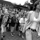 Die Lehrerin scheint ja schon Freude auf die Schule zu wecken...