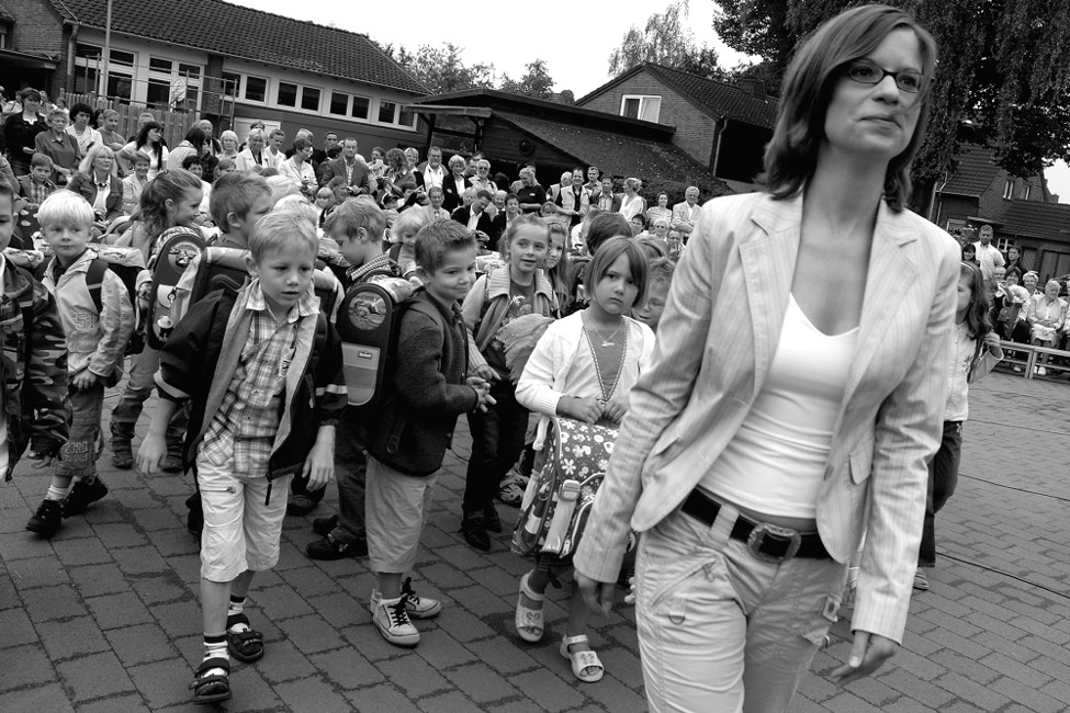 Die Lehrerin scheint ja schon Freude auf die Schule zu wecken...