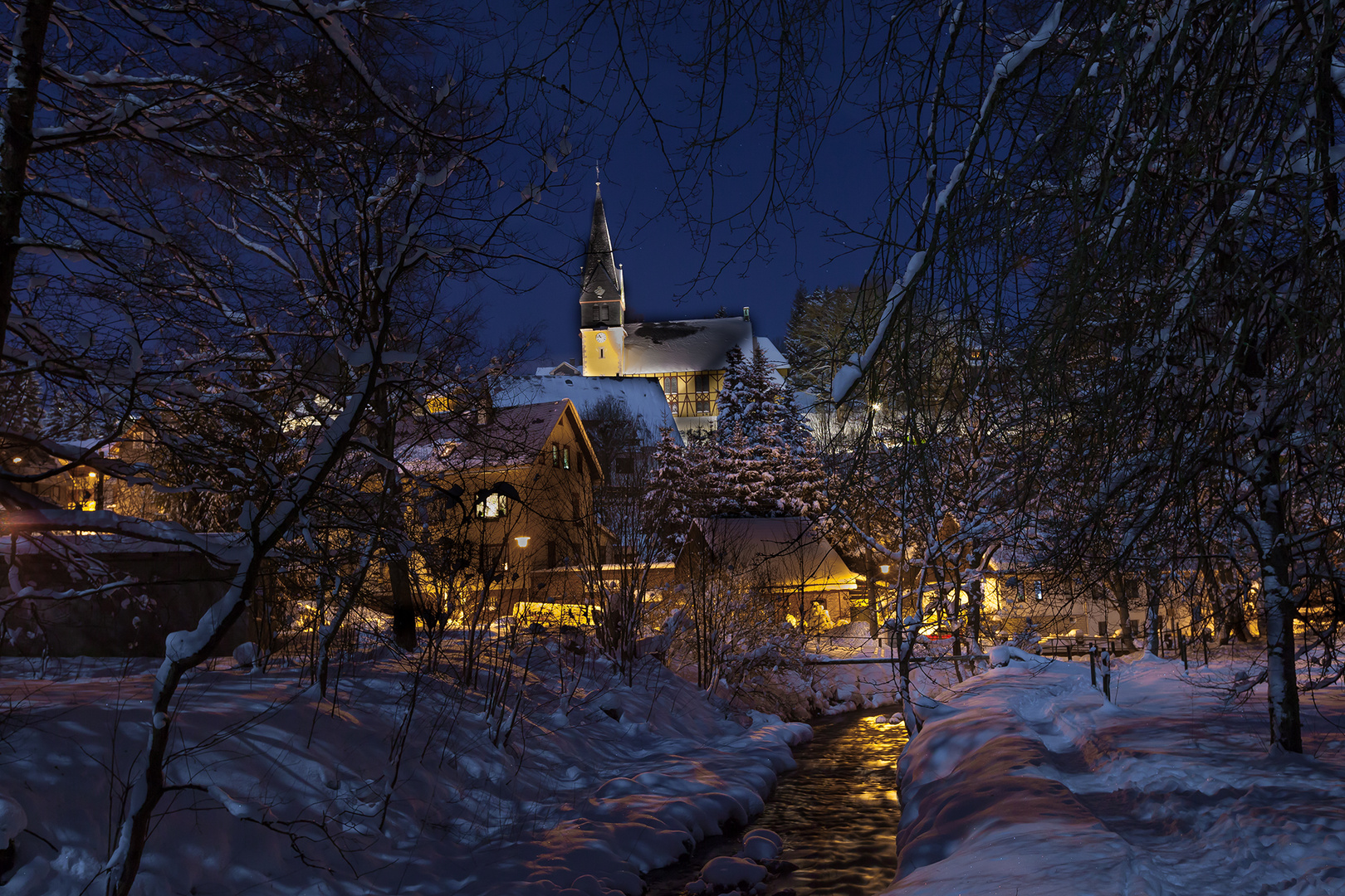 Die Lengwitz und die Kirche bei Nacht und Vollmond