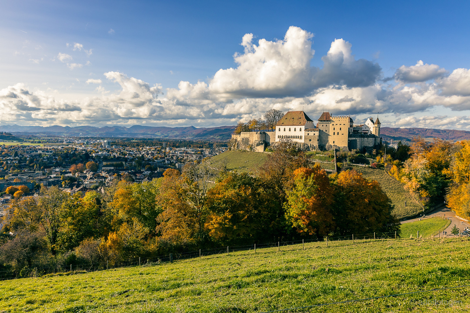 ... die Lenzburg ....