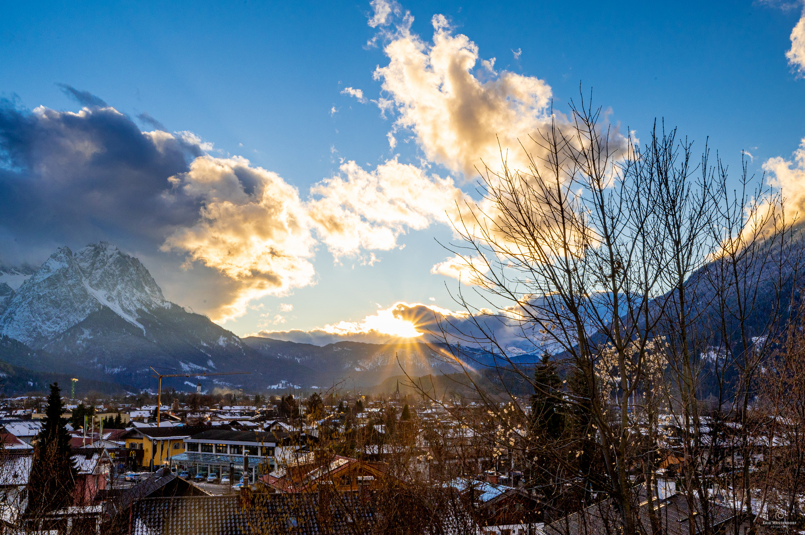 Die letzen Sonnenstrahlen über dem winterlichen Garmisch