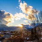 Die letzen Sonnenstrahlen über dem winterlichen Garmisch