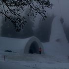 Die letzten Arbeiten am Turm im dichten Nebel