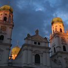 Die letzten Sonnenstrahlen am Passauer Stephansdom