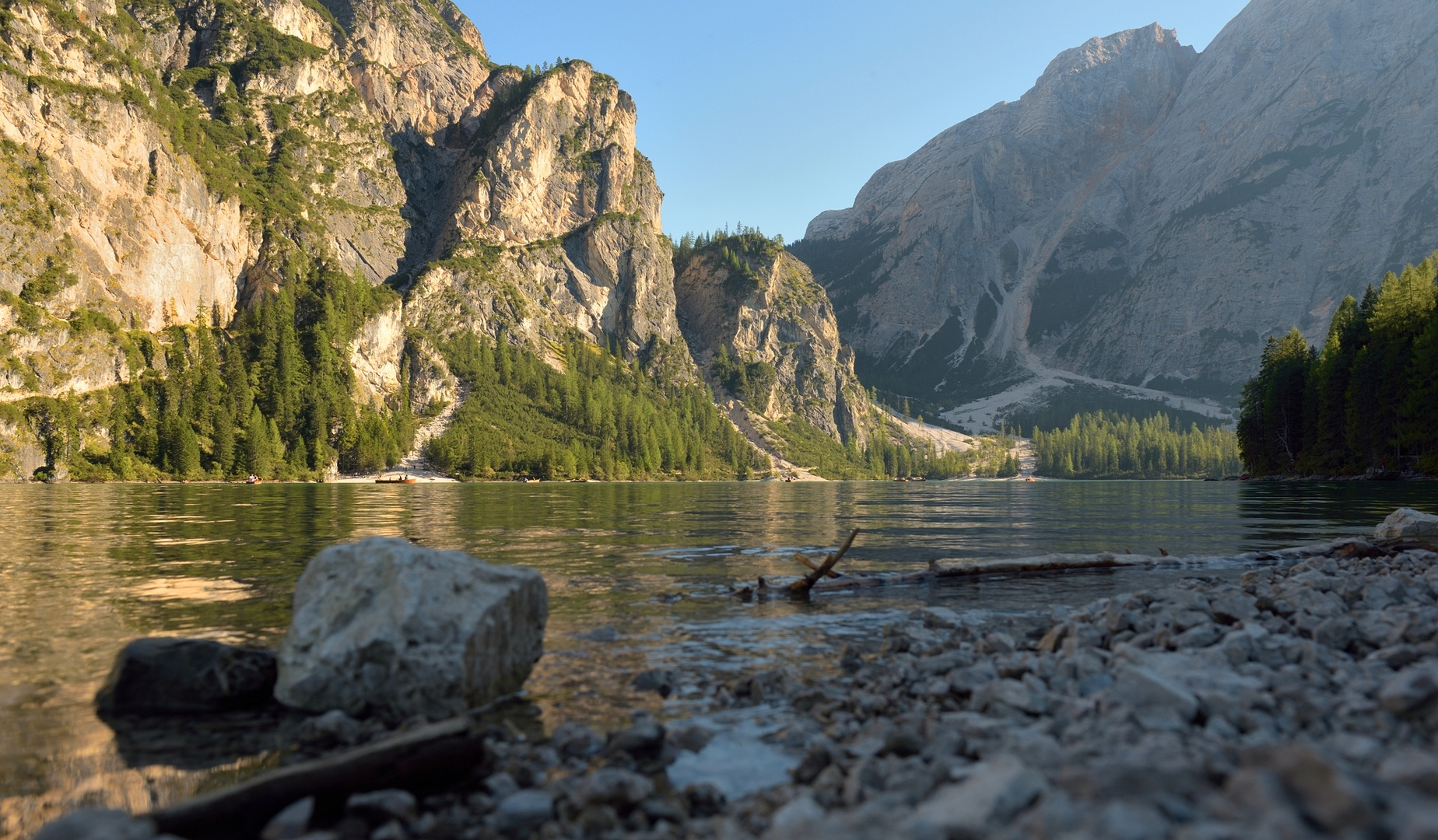 Die letzten Sonnenstrahlen am Pragser Wildsee. Im Hintergrund...