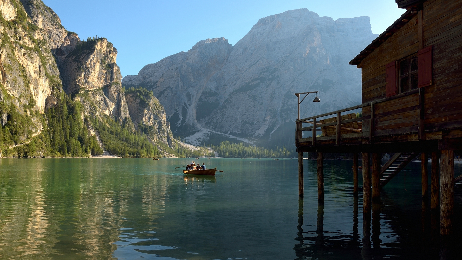 Die letzten Sonnenstrahlen am Pragser Wildsee. Im Hintergrund...