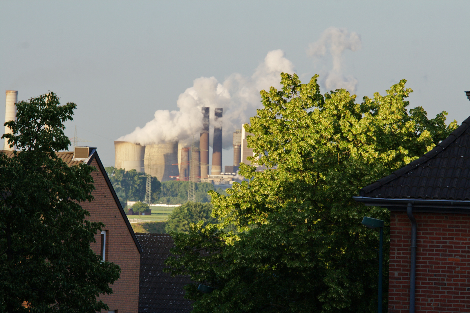 Die letzten Sonnenstrahlen am RWE-Braunkohlenkraftwerk Weisweiler.